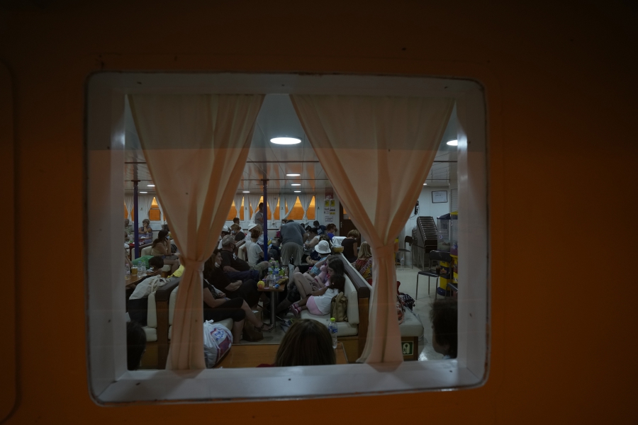 Φωτιά στην Εύβοια: Τα φέρι μποτ της μεγάλης φυγής – Συγκλονιστικές εικόνες-11