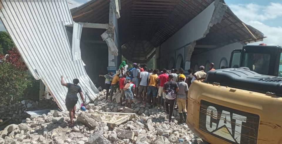 Αϊτή: Εκατόμβη νεκρών από τον σεισμό των 7,2 βαθμών (εικόνες & βίντεο)-1