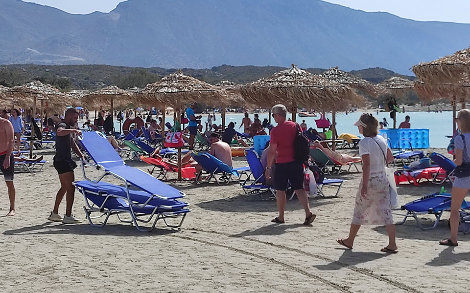 Η καθημερινή «εμποροπανήγυρη» απειλεί το Ελαφονήσι-2