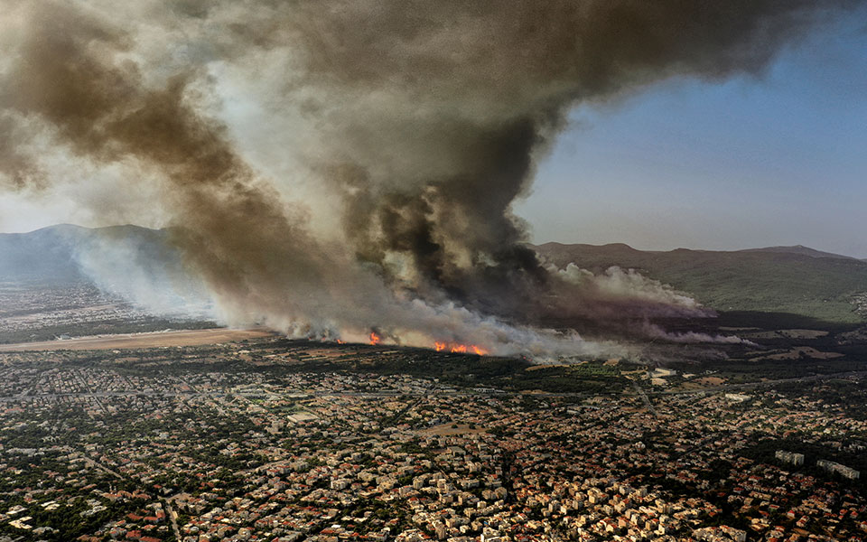 η-αττική-στο-κόκκινο-από-την-πύρινη-λαί-561456268