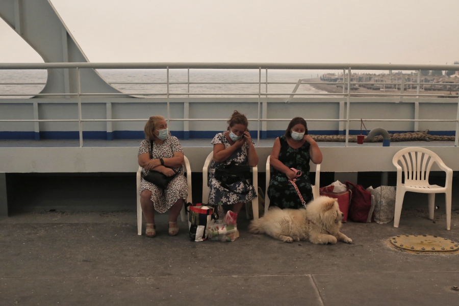Φωτιά στην Εύβοια: Τα φέρι μποτ της μεγάλης φυγής – Συγκλονιστικές εικόνες-4