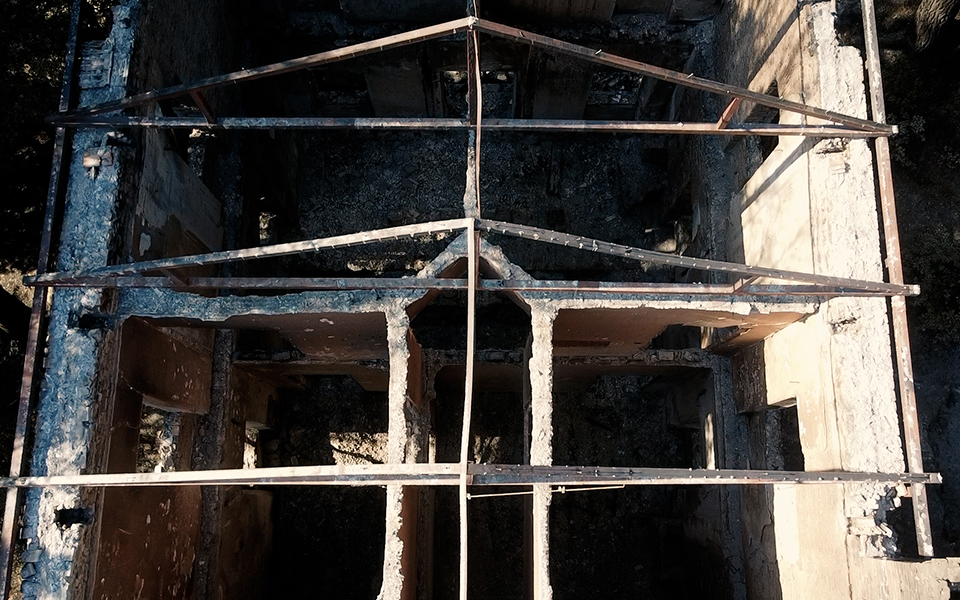 Τι έχει μείνει από τη φωτιά – Αυτοψία της «Κ» στο Τατόι-2
