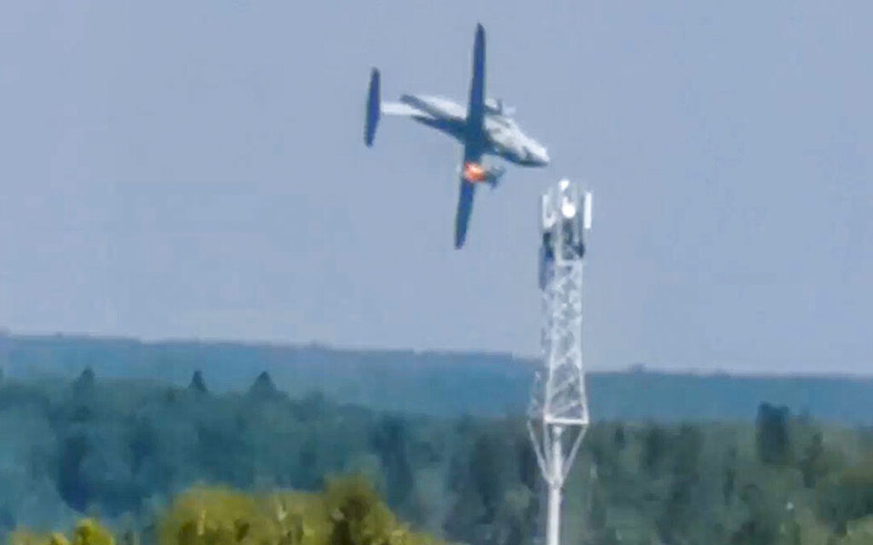 Ρωσία: Συνετρίβη μεταγωγικό αεροσκάφος έξω από τη Μόσχα – Πληροφορίες για νεκρούς (βίντεο)-1