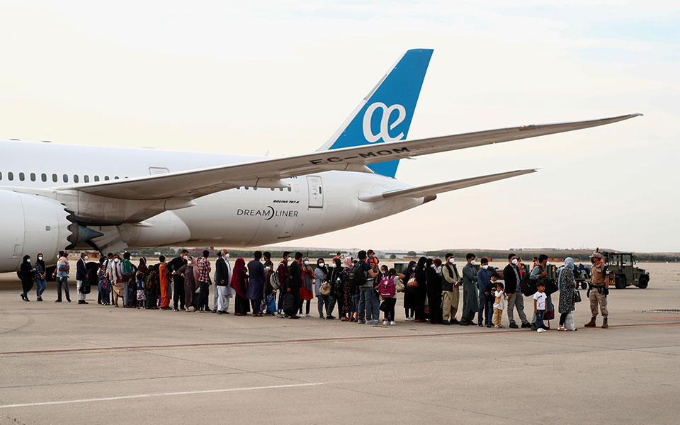 αφγανιστάν-πάνω-από-4-000-κάτοχοι-αμερικα-561474355
