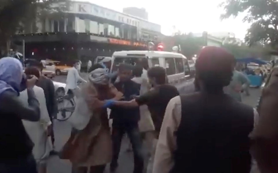 Επίθεση στην Καμπούλ: 40 νεκροί, 120 τραυματίες – Οι ΗΠΑ «βλέπουν» ISIS, φόβοι για νέο χτύπημα-4