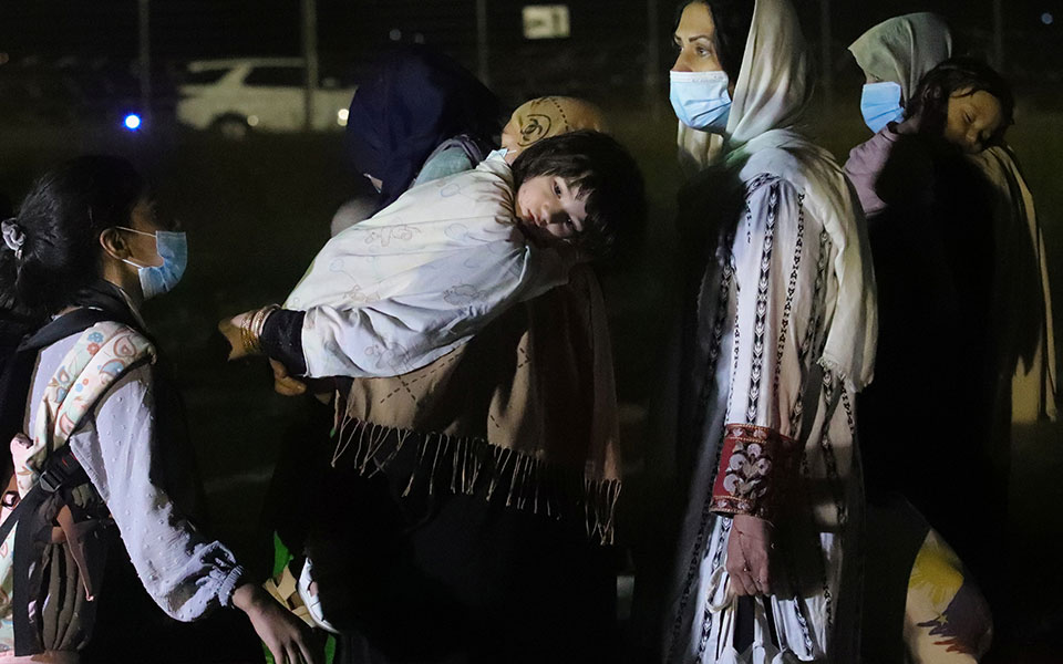 αεροσκάφος-με-πολίτες-του-αφγανιστάν-561476569