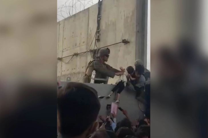 Αφγανιστάν: Πώς οι Ταλιμπάν «ναρκοθετούν» τον δρόμο φυγής – Στρατιώτες βοηθούν παιδιά να σωθούν (βίντεο)-3