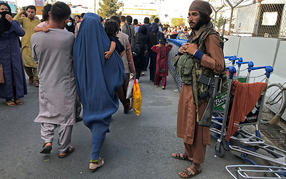 Στον έλεγχο των Ταλιμπάν το Αφγανιστάν δύο δεκαετίες μετά την ανατροπή τους – Απομακρύνθηκαν οι περισσότεροι δυτικοί διπλωμάτες-3