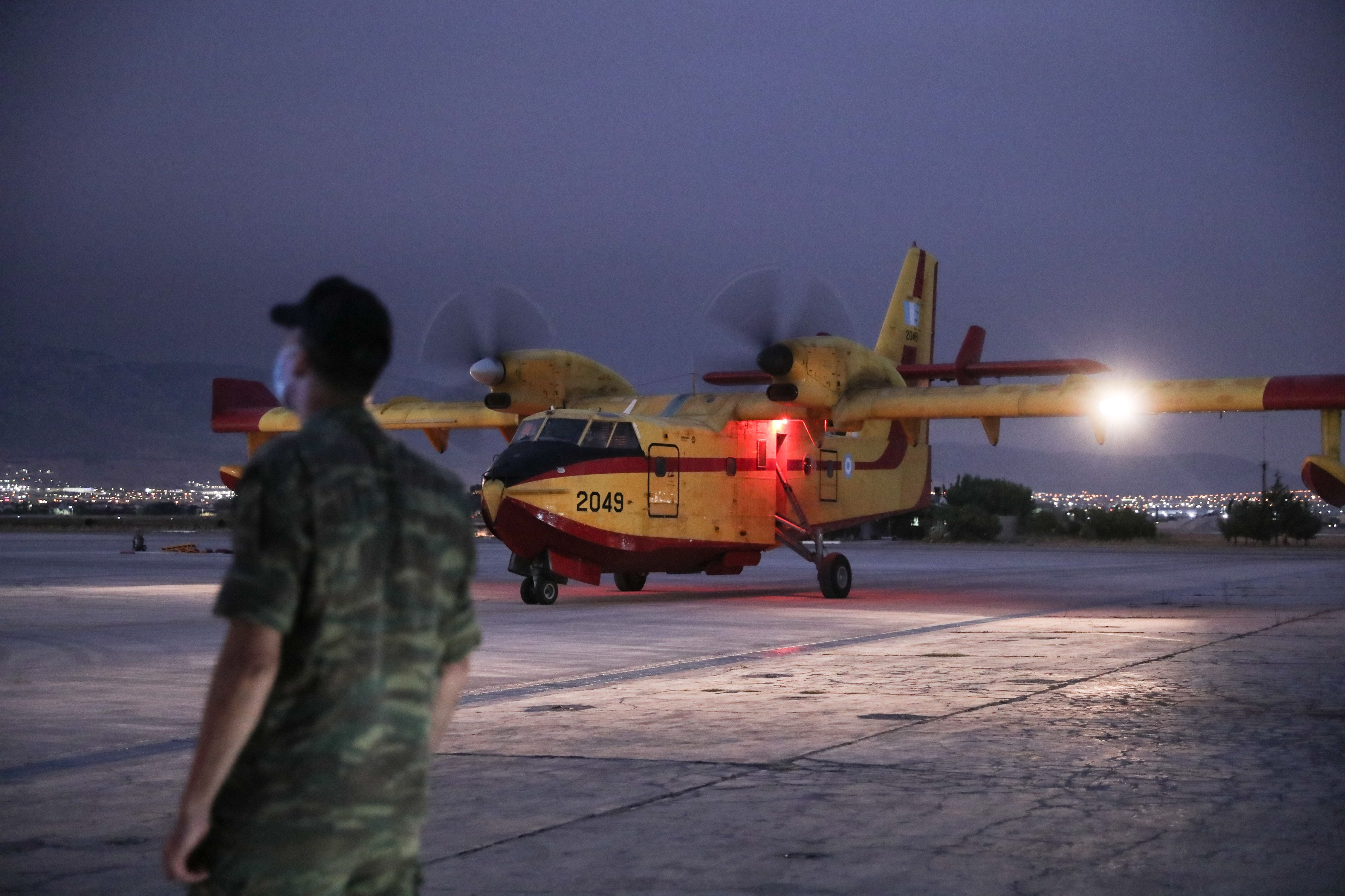 Κυριάκος Μητσοτάκης: Επίσκεψη στην 112 Πτέρυγα Μάχης – Συνομίλησε με πιλότους Canadair-3