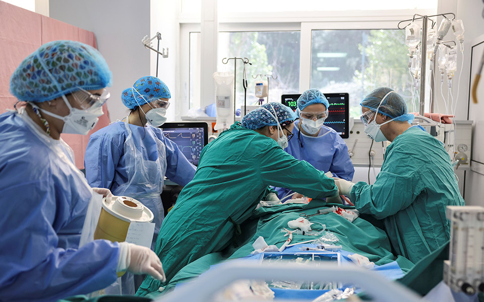 κορωνοϊός-2-218-νέα-κρούσματα-13-θάνατοι-250-δι-561467434