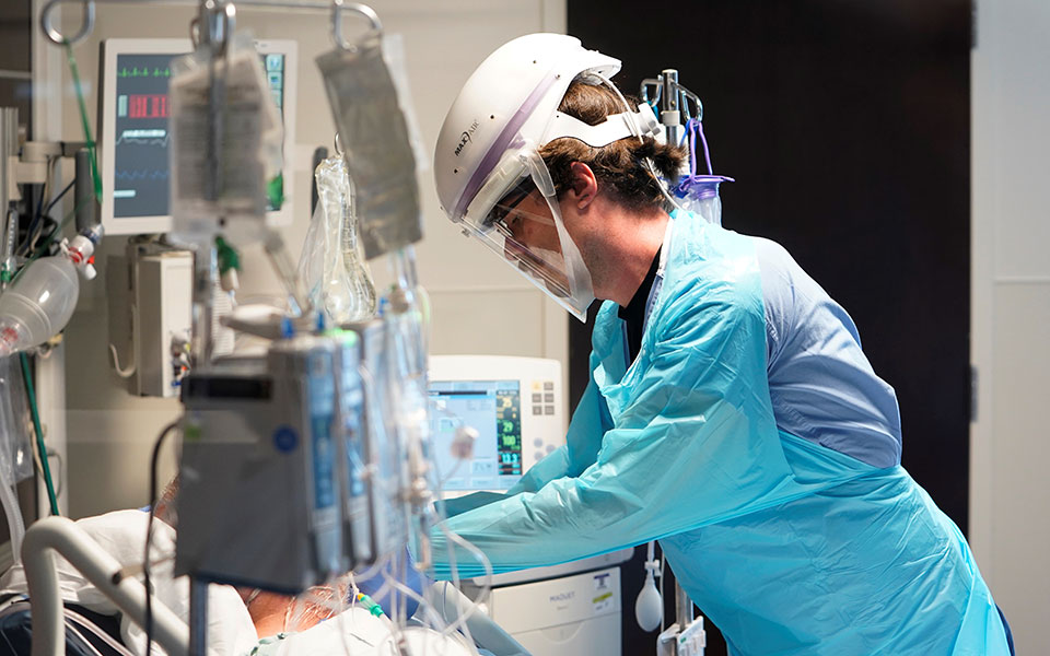 ηπα-έκρηξη-στις-νοσηλείες-ξεπέρασαν-τ-561476686