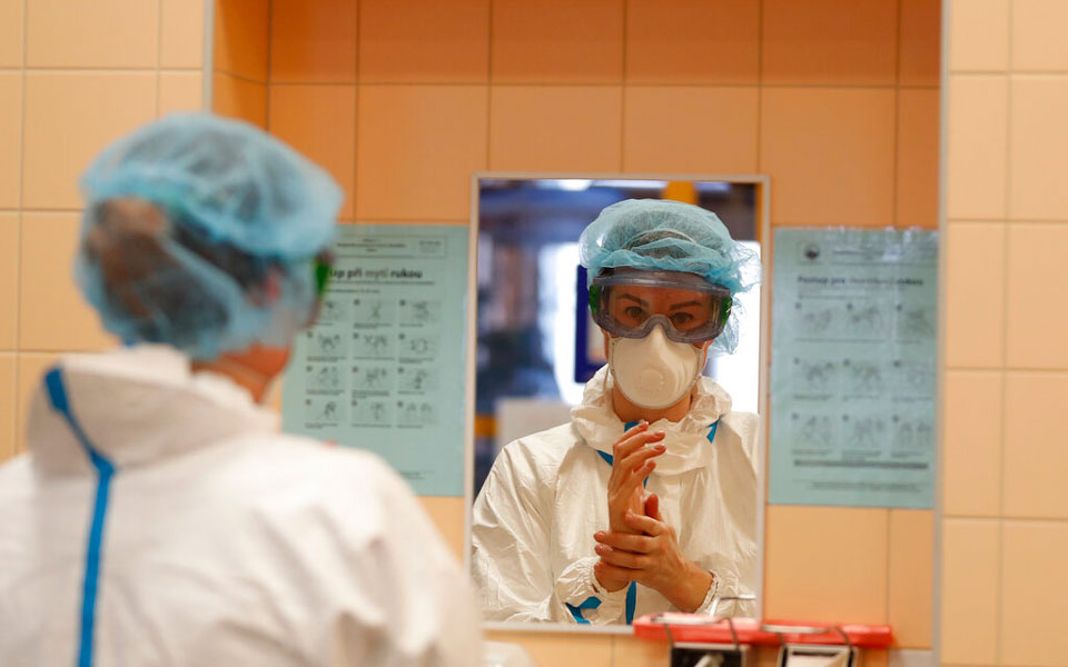 κορωνοϊός-το-νέο-προφίλ-των-ασθενών-561456808