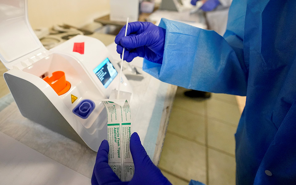 κορωνοϊός-η-νοτιοαφρικανική-μετάλ-561462655