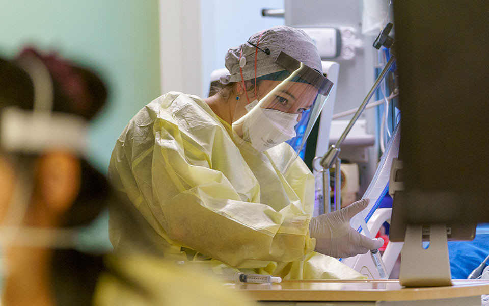 Κορωνοϊός: 3.273 κρούσματα, 42 θάνατοι, 332 διασωληνωμένοι-1