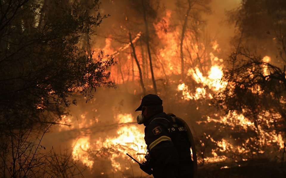 Δύσκολη νύχτα στην Εύβοια – Ηρωική μάχη στα πύρινα μέτωπα-1