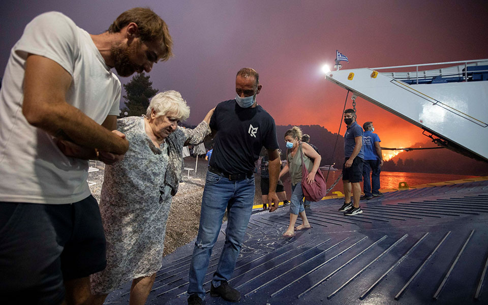 Οι δραματικές εικόνες της απομάκρυνσης κατοίκων με φέρι μπόουτ από τη φλεγόμενη Εύβοια – Βίντεο-2