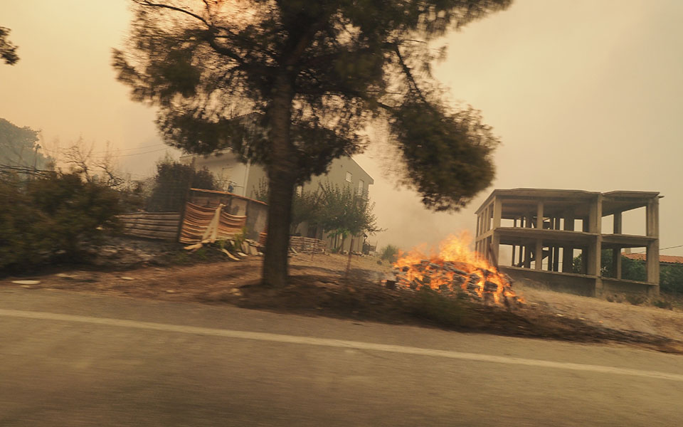 φωτιές-τουλάχιστον-180-πάνω-από-τον-μέσο-561459454