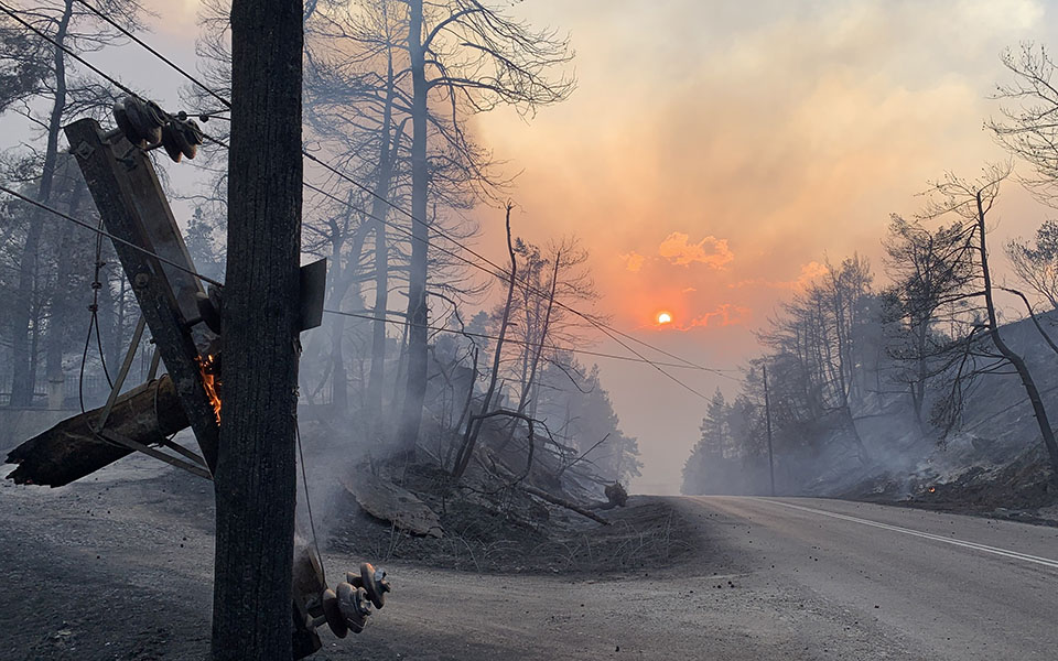 πύρινος-εφιάλτης-στα-χωριά-της-εύβοια-561460120