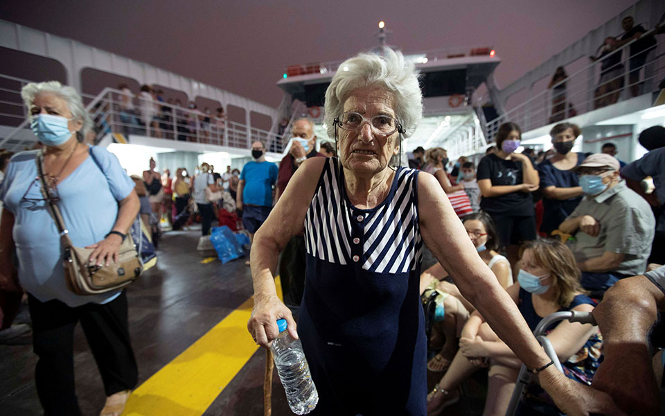 οι-δραματικές-εικόνες-της-απομάκρυνσ-561460342