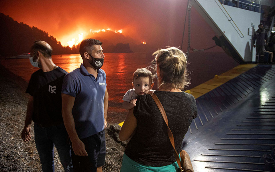 Οι δραματικές εικόνες της απομάκρυνσης κατοίκων με φέρι μπόουτ από τη φλεγόμενη Εύβοια – Βίντεο-5