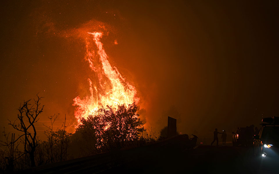 Υστατη μάχη στην Εθνική Οδό – Εντολή εκκένωσης για Αγ. Στέφανο, Καπανδρίτι, Πολυδένδρι-3