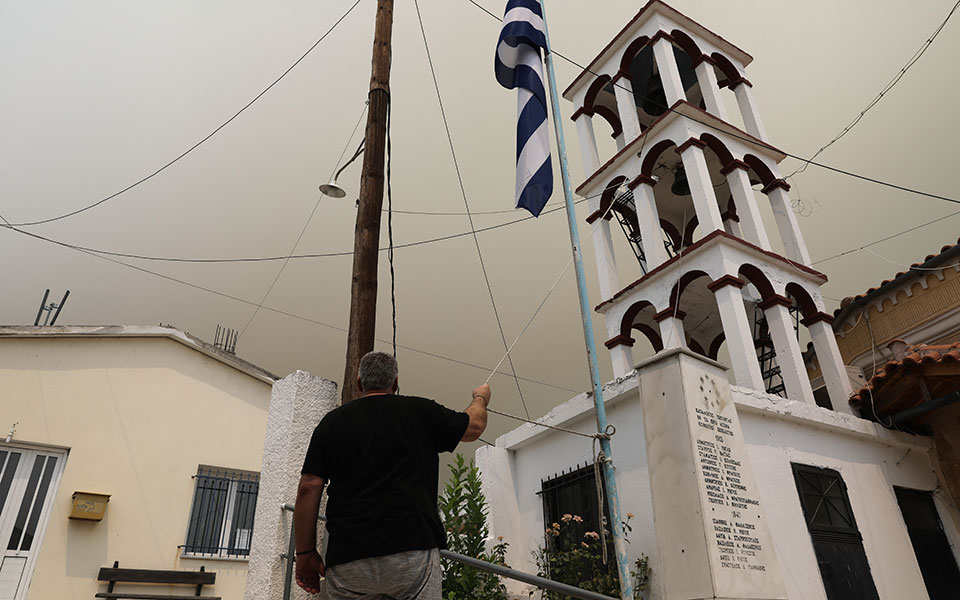 Φωτιές: Πύρινος εφιάλτης στη βόρεια Αττική, εκκενώνονται χωριά σε Ηλεία και Εύβοια-3