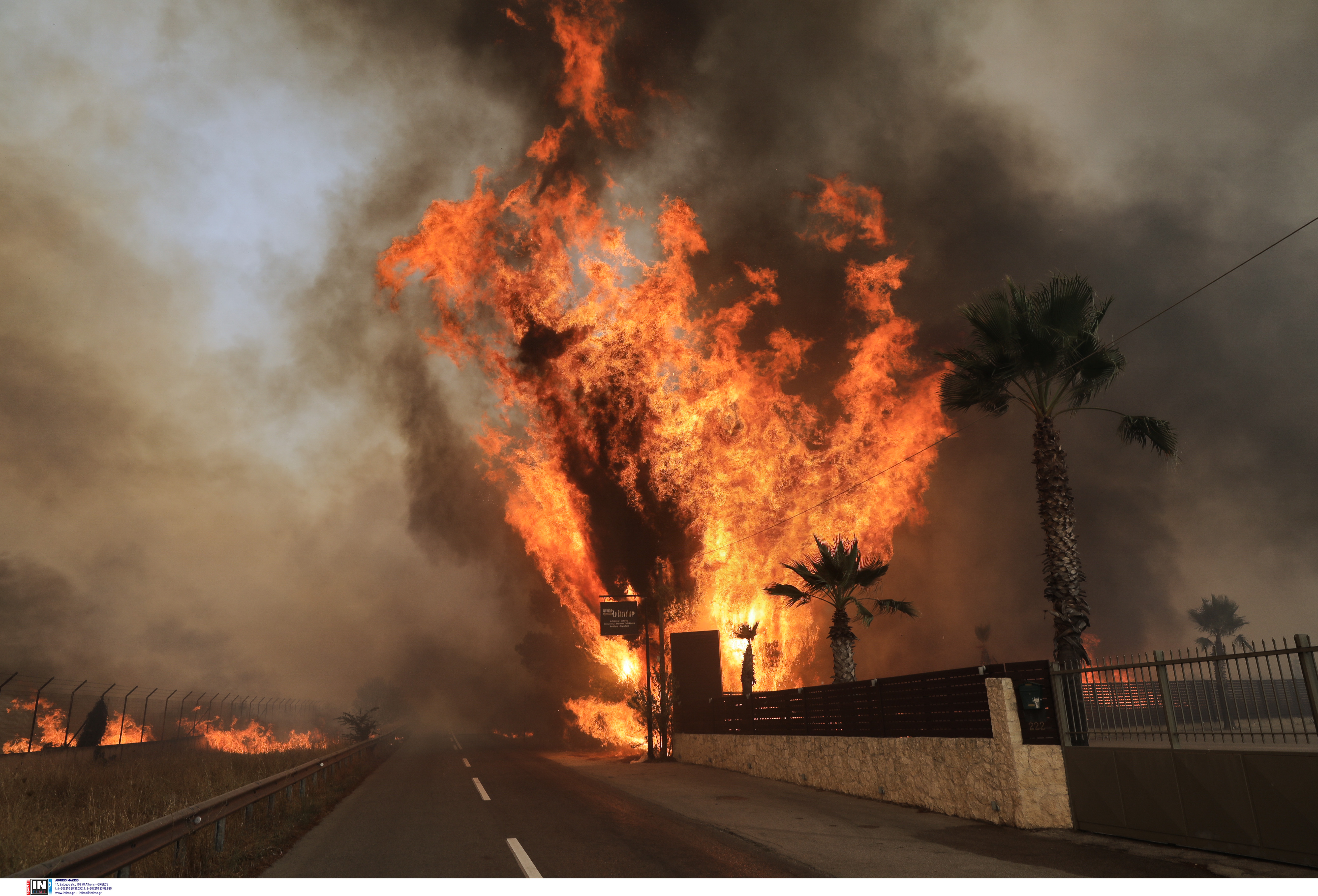 Πύρινος εφιάλτης: Ολονύχτια μάχη με τις φλόγες στην Βαρυμπόμπη-3