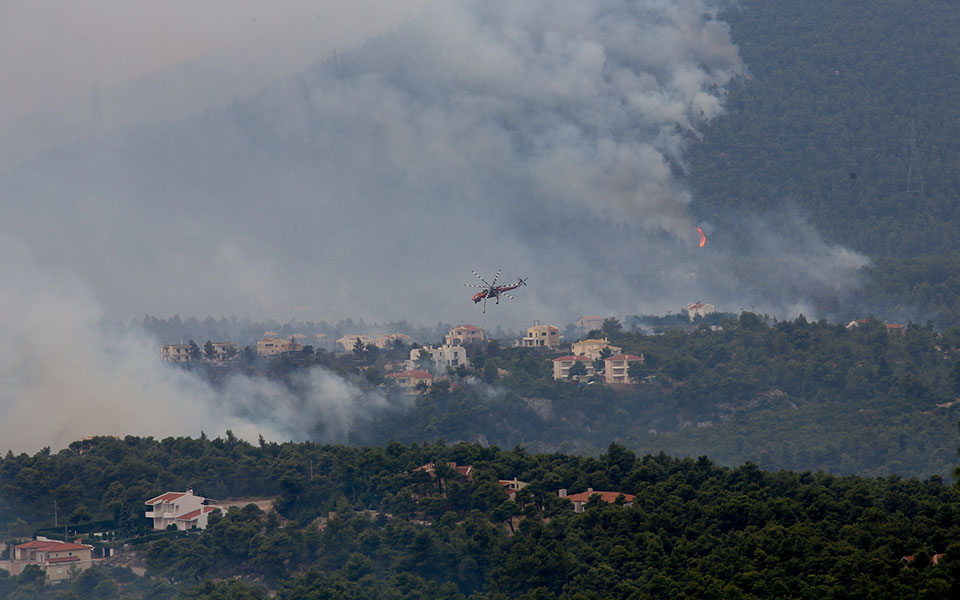Μαίνεται το μέτωπο προς Άγιο Στέφανο – Στις παρυφές της Σταμάτας οι φλόγες – Συνεχής ενημέρωση-13