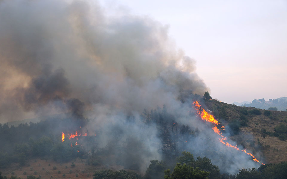 Μαίνεται το μέτωπο προς Άγιο Στέφανο – Στις παρυφές της Σταμάτας οι φλόγες – Συνεχής ενημέρωση-3