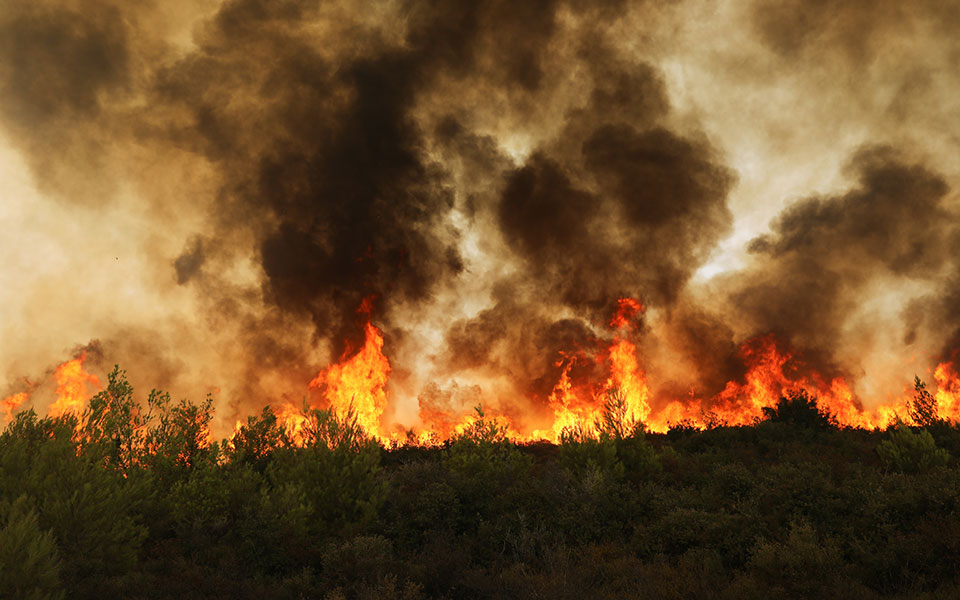 Μαίνεται το μέτωπο προς Άγιο Στέφανο – Στις παρυφές της Σταμάτας οι φλόγες – Συνεχής ενημέρωση-9