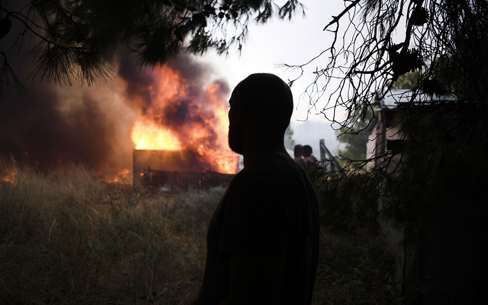 Φωτιά στην Βαρυμπόμπη: Δραματικές ώρες, τεράστια καταστροφή-4