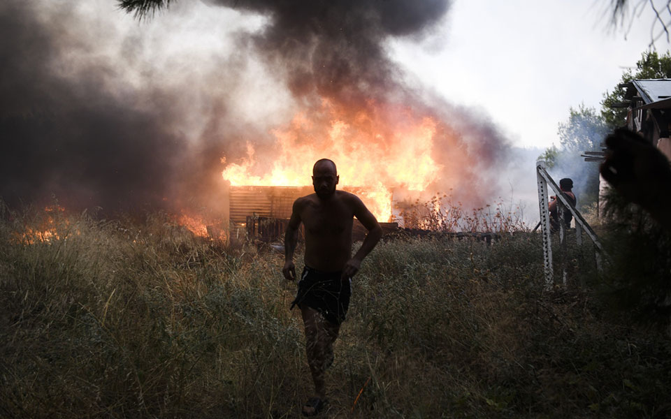 σε-τρία-μέτωπα-η-πυρκαγιά-στη-βαρυμπόμ-561456169