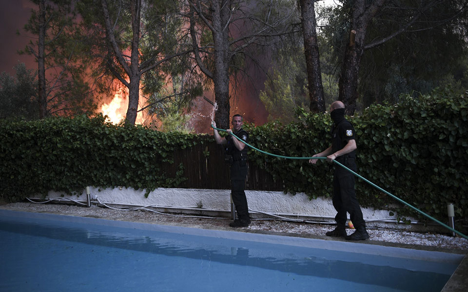 φωτιά-στην-βαρυμπόμπη-112-για-τους-κατοί-561456172