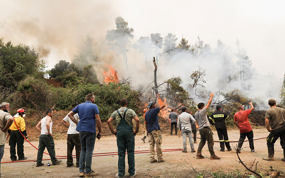 Μαίνεται το μέτωπο προς Άγιο Στέφανο – Στις παρυφές της Σταμάτας οι φλόγες – Συνεχής ενημέρωση-10