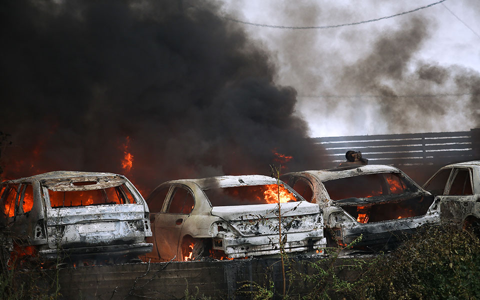 Μαίνεται το μέτωπο προς Άγιο Στέφανο – Στις παρυφές της Σταμάτας οι φλόγες – Συνεχής ενημέρωση-14