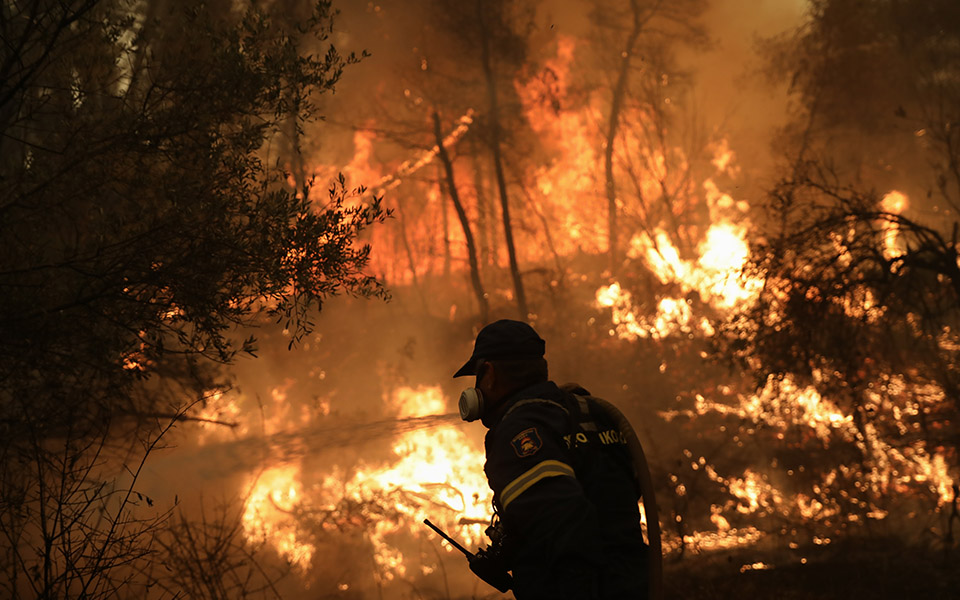 νέες-αναζωπυρώσεις-απειλούν-οικισμο-561462250