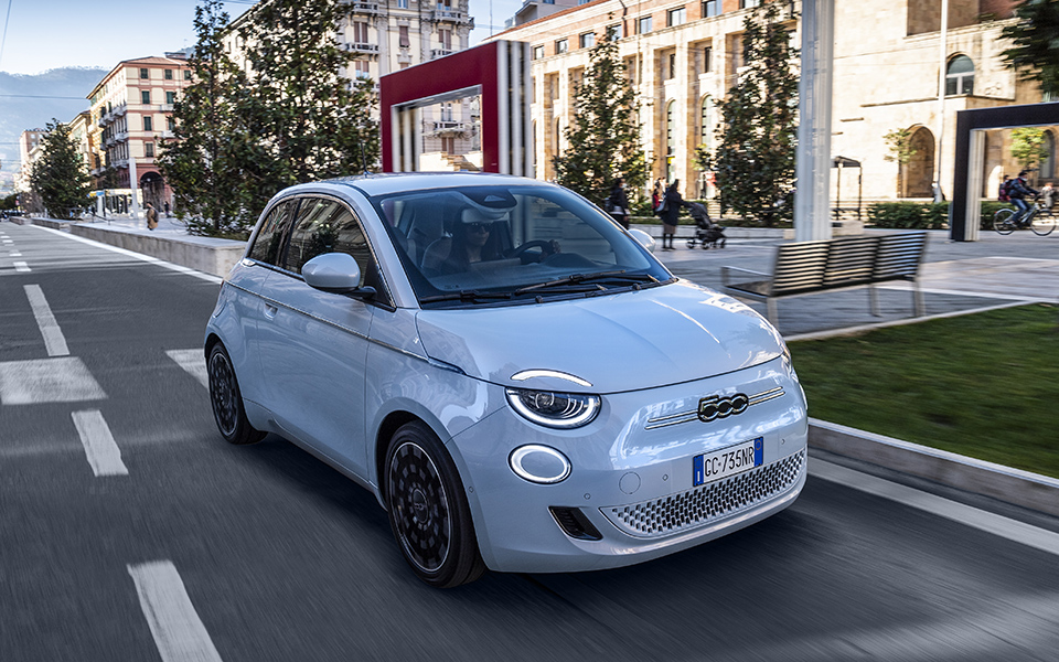 το-νέο-ηλεκτρικό-500-κάνει-απόβαση-στη-βρ-561457558