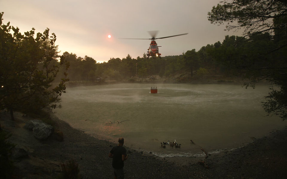 Φωτιές σε Αττική και Εύβοια: Εικόνες απόλυτης καταστροφής – Νέα εντολή εκκένωσης περιοχών-4