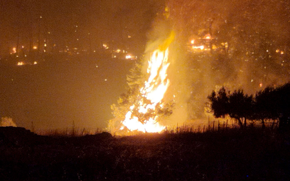 τέσσερα-μέτωπα-φωτιάς-στη-λίμνη-ευβοί-561456529