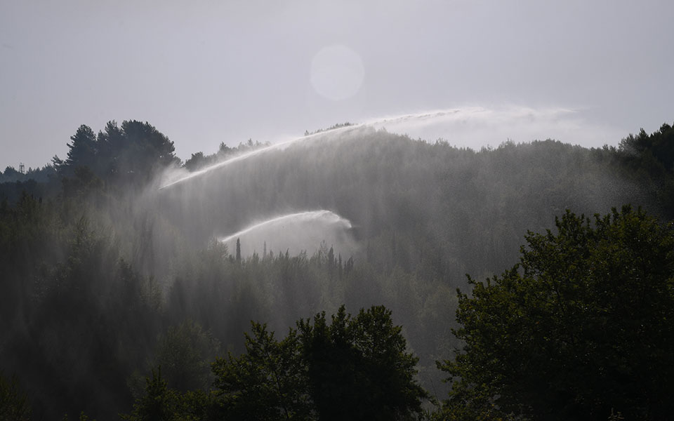 πύργος-στο-νοσοκομείο-δύο-πυροσβέστε-561459442
