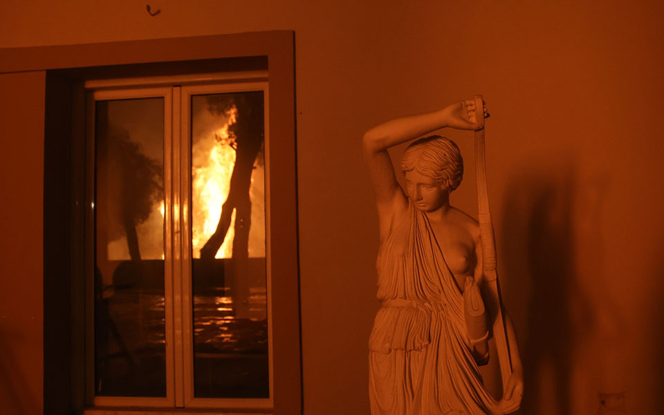 Πυρκαγιά στην Βαρυμπόμπη: Μαίνεται η μάχη με τις φλόγες – Ανυπολόγιστες καταστροφές, αποπνικτική η ατμόσφαιρα στην Αττική-2