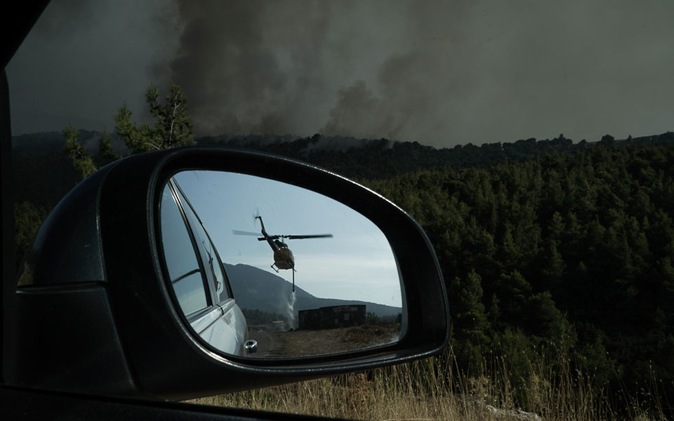 φωτιά-στα-βίλια-σε-εξέλιξη-το-πύρινο-μέ-561468859