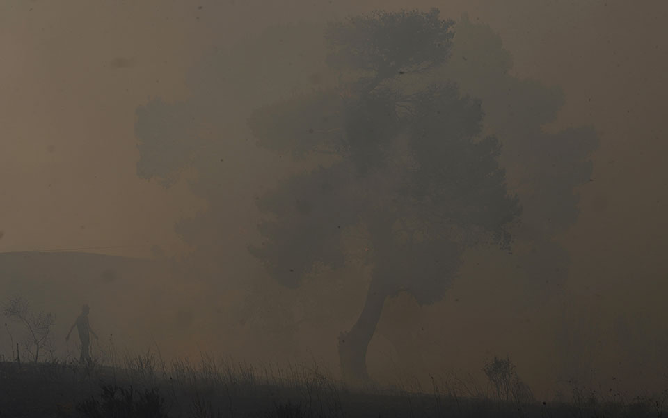 Μάχες χωρίς ανάσα σε Θρακομακεδόνες, Βαρυμπόμπη και Μαλακάσα – Νέο μήνυμα για εκκένωση περιοχών-1