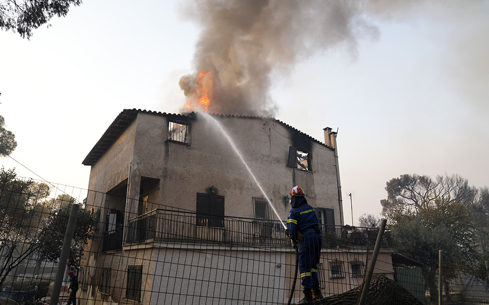 Πυρκαγιά στην Βαρυμπόμπη: Μαίνεται η μάχη με τις φλόγες – Ανυπολόγιστες καταστροφές, αποπνικτική η ατμόσφαιρα στην Αττική-1