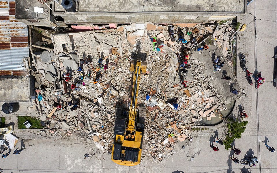 αϊτή-ισχυρός-μετασεισμός-ταρακούνησ-561469630