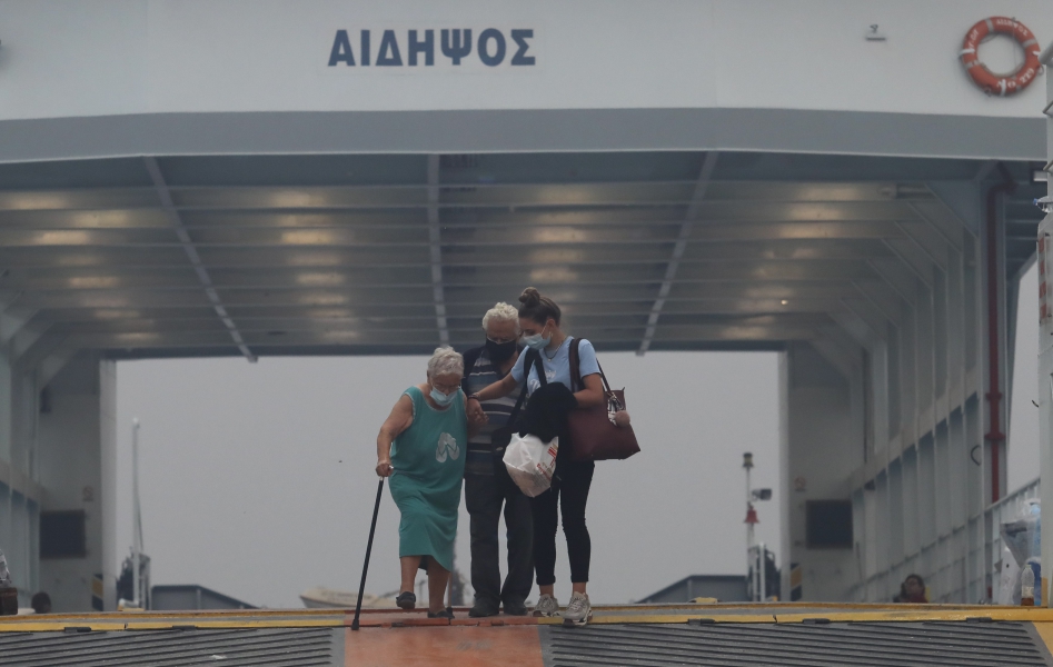 Φωτιά στην Εύβοια: Τα φέρι μποτ της μεγάλης φυγής – Συγκλονιστικές εικόνες-10