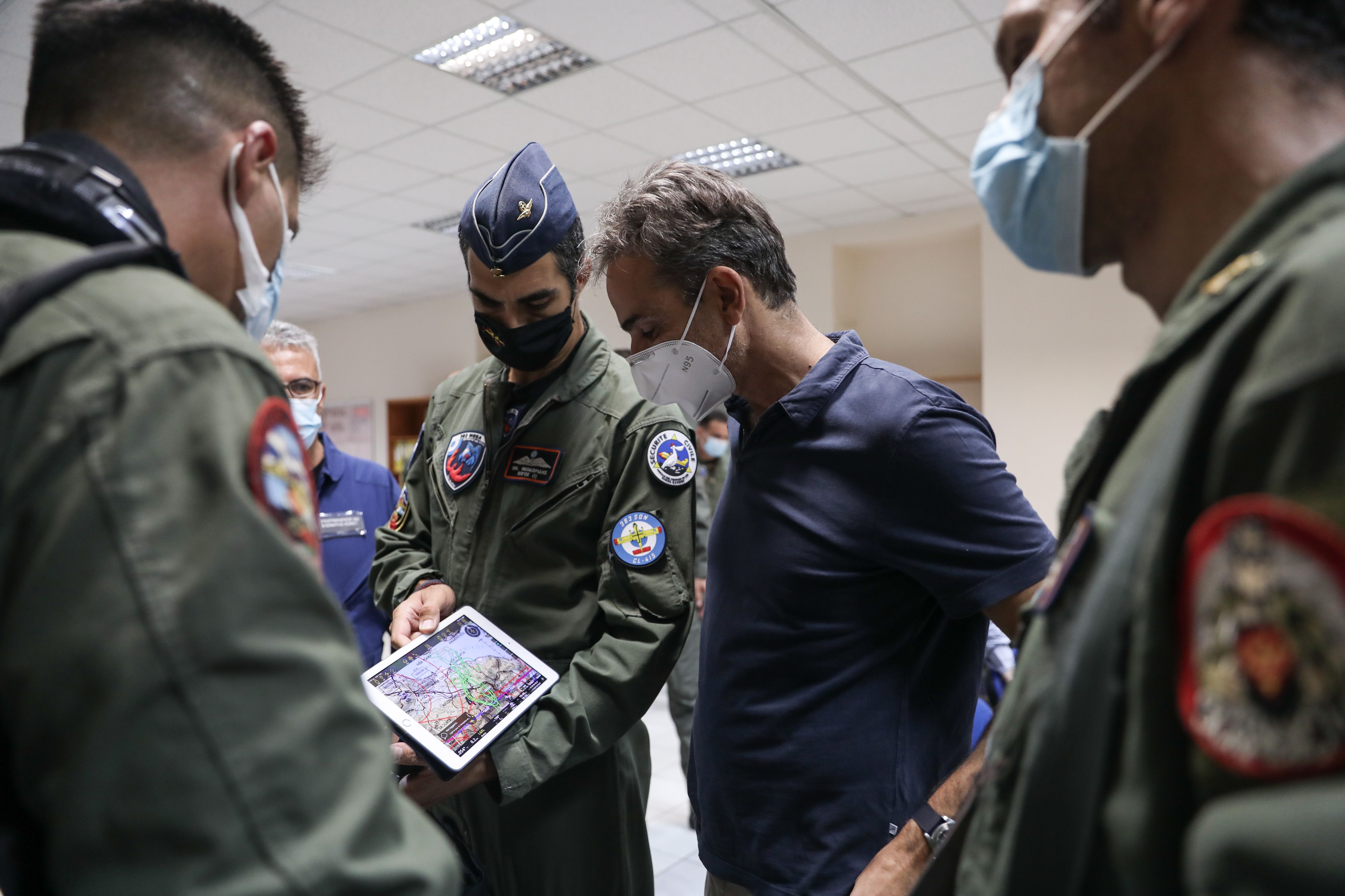 Κυριάκος Μητσοτάκης: Επίσκεψη στην 112 Πτέρυγα Μάχης – Συνομίλησε με πιλότους Canadair-1