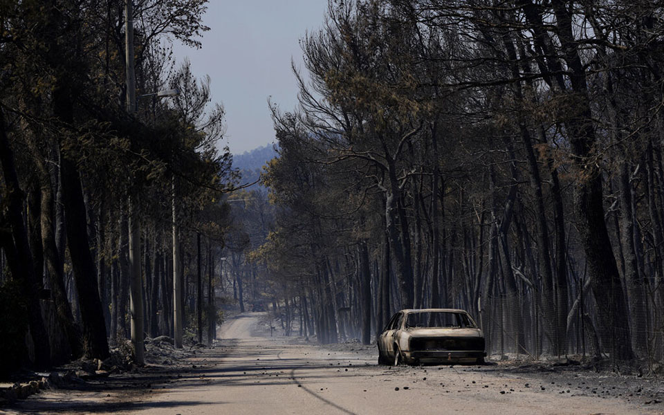 Φωτιές σε Αττική και Εύβοια: Εικόνες απόλυτης καταστροφής – Νέα εντολή εκκένωσης περιοχών-3