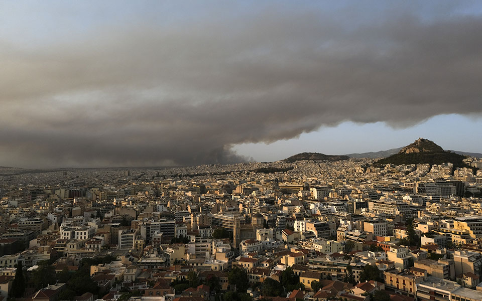 φωτιά-στη-βαρυμπόμπη-η-στάχτη-έφερε-πά-561457960