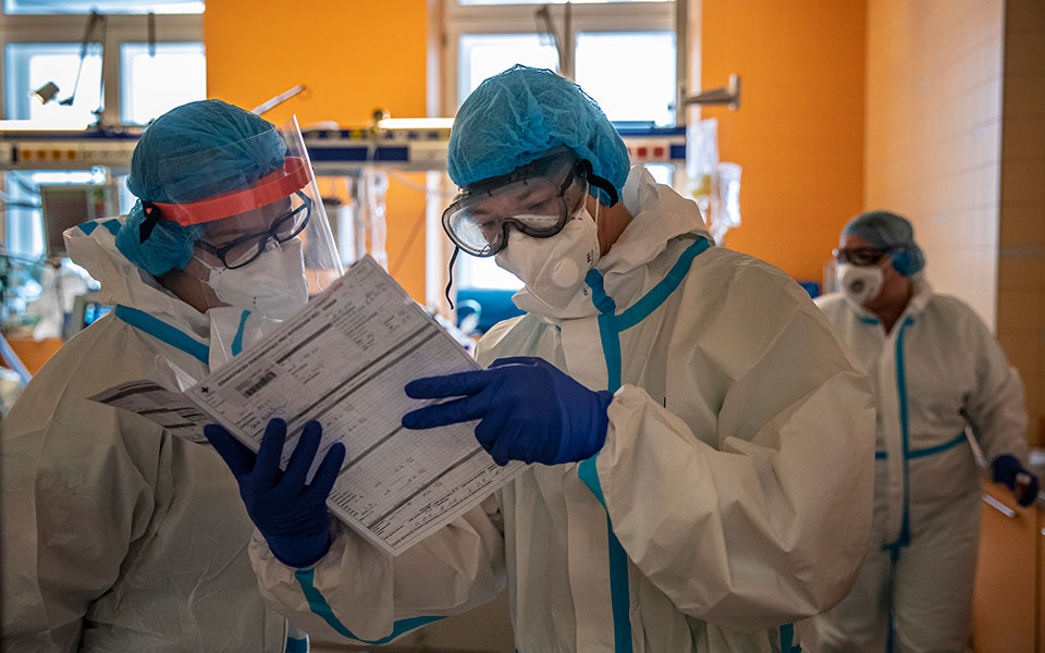 κορωνοϊός-3-493-κρούσματα-24-θάνατοι-235-διασω-561465883